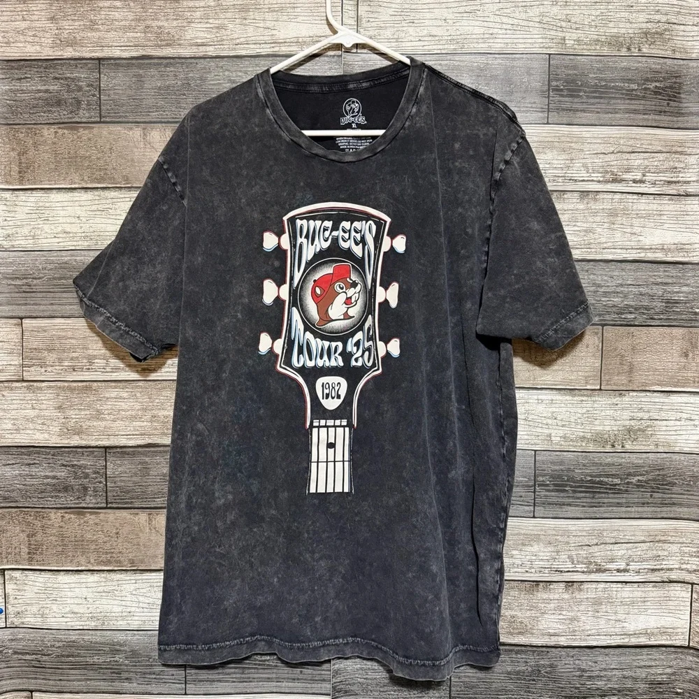 Buc-ee’s Tour 25 Graphic T Shirt Acid Wash Guitar 1982–2025 Men’s XL Gray Black - Picture 3 of 5